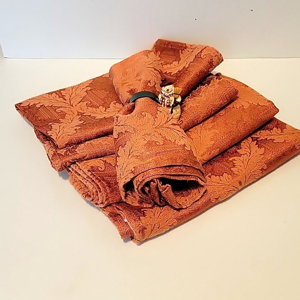 5 cloth table napkins
